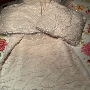Luxurious Cream White Throw & 2 Pillows